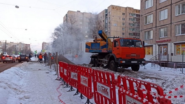 Сантехник-герой получил от Смольного грамоту, блокнот и календарь за спасение петербуржцев