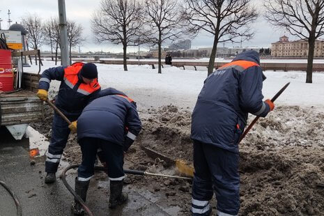 Дорожные службы Северной столицы вновь работают в усиленном режиме из-за оттепели